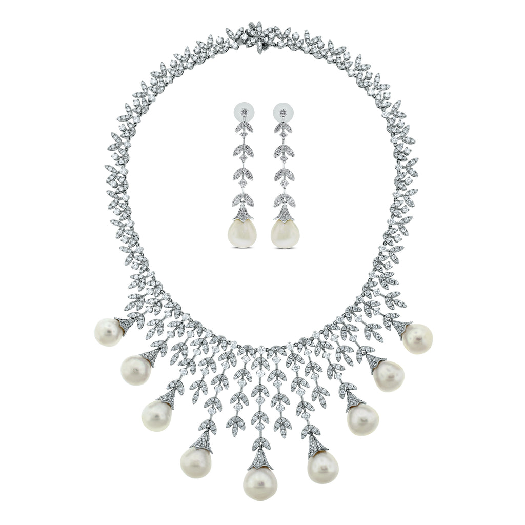 Complete white gold pearls and diamonds set.